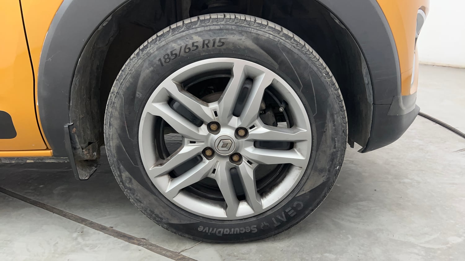 Used 2020 Renault Triber RXZ Petrol Manual tyres RIGHT FRONT TYRE RIM VIEW