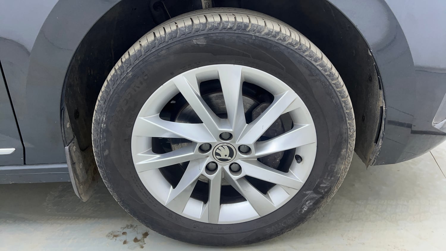 Used 2023 Skoda Slavia Ambition 1.0L TSI MT Petrol Manual tyres RIGHT FRONT TYRE RIM VIEW