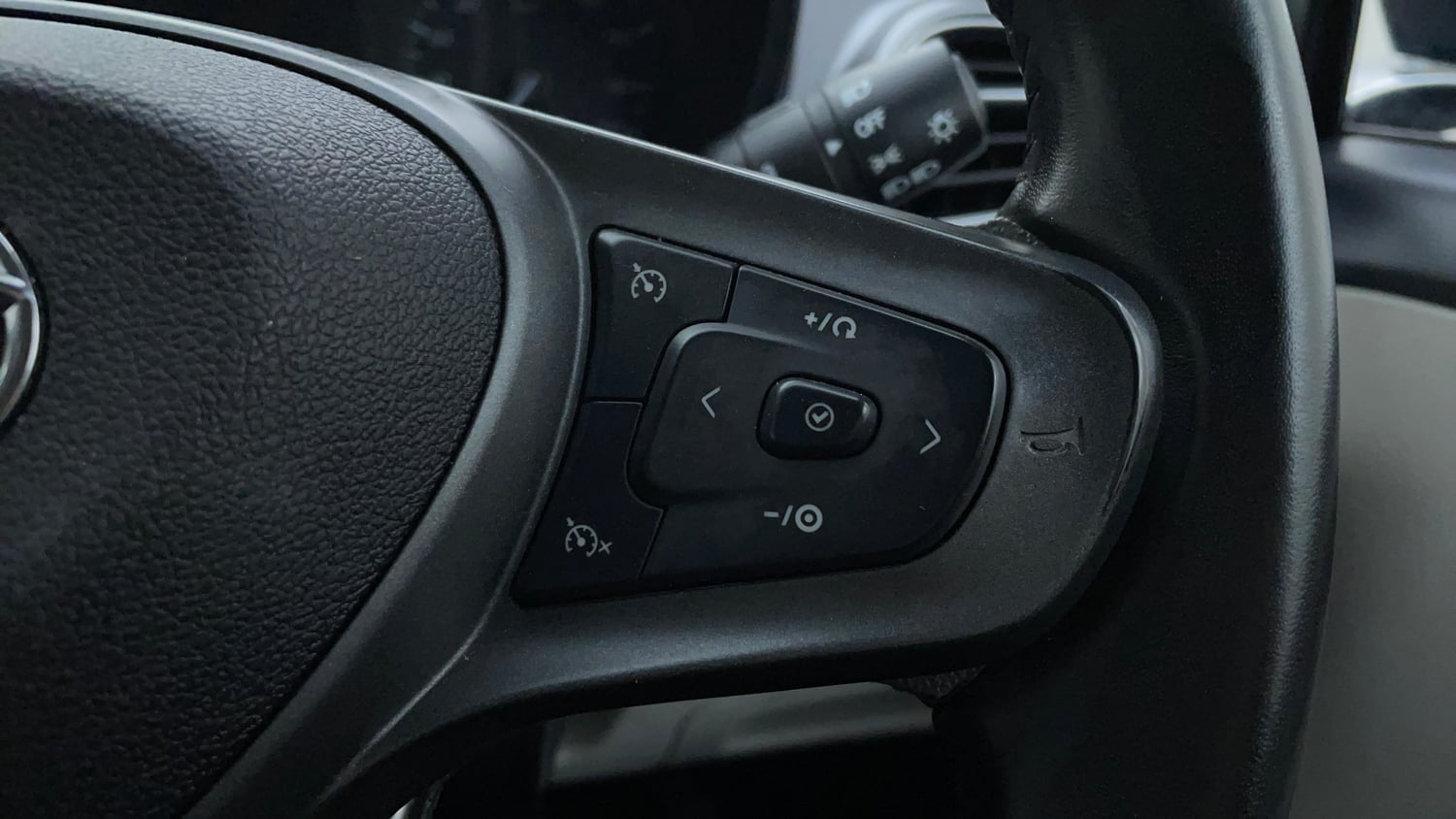 Used 2022 Tata Altroz XZ Plus Petrol Petrol Manual top_features Cruise control