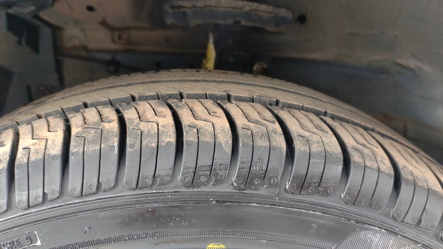 Used 2016 Maruti Suzuki Ertiga VXI Petrol Manual tyres LEFT FRONT TYRE TREAD VIEW