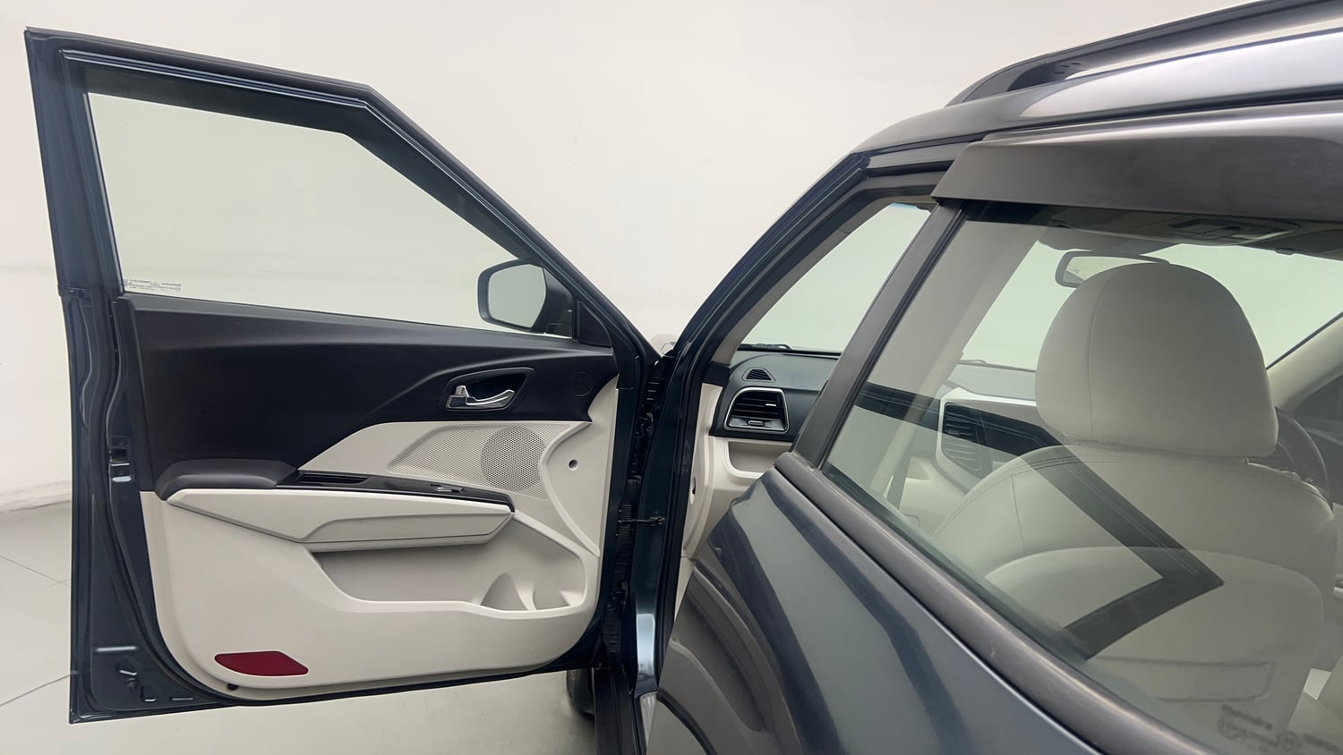 Used 2022 Mahindra XUV 300 W8 (O) 1.5 Diesel AMT Diesel Automatic interior LEFT FRONT DOOR OPEN VIEW