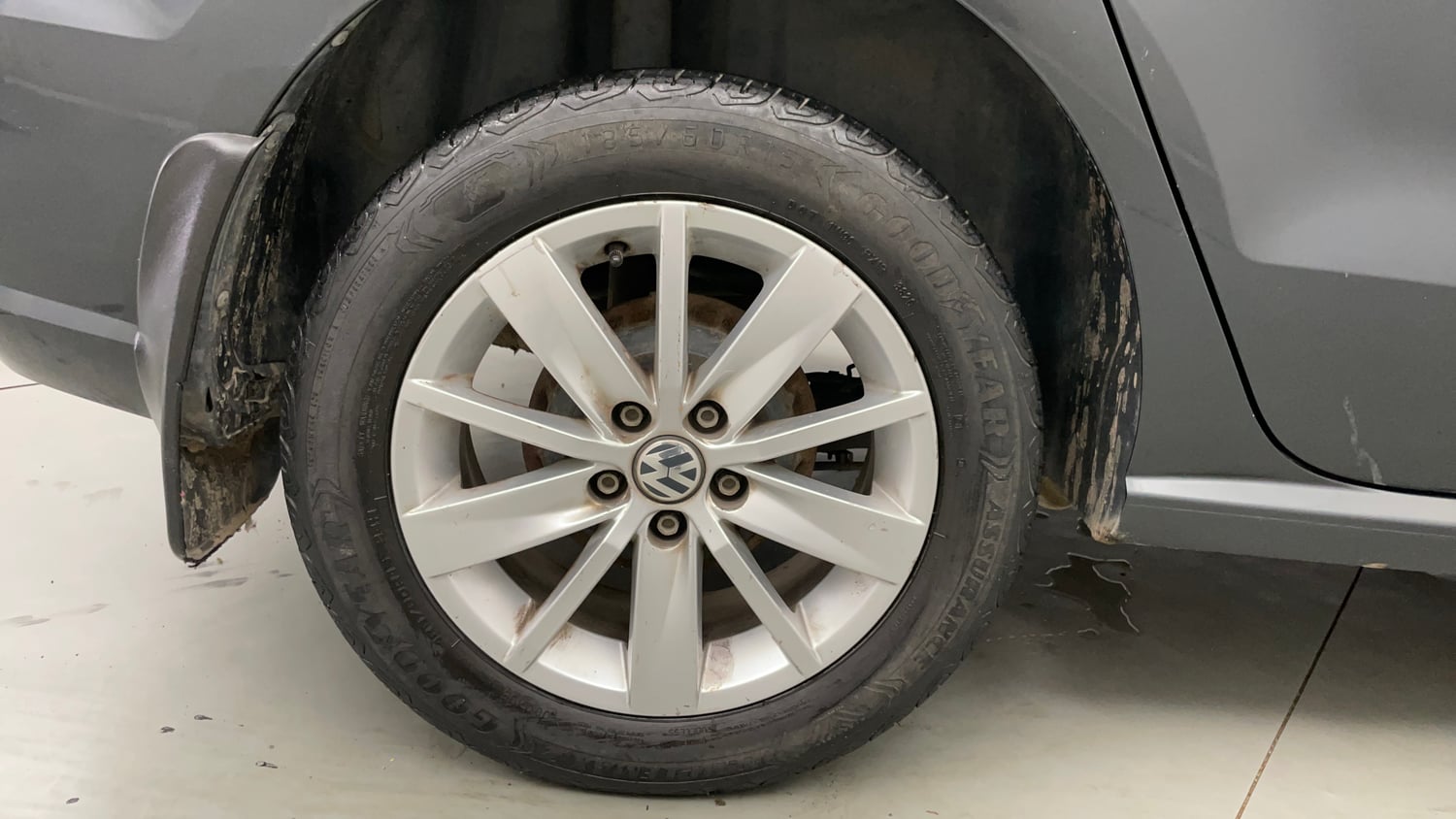 Used 2016 Volkswagen Ameo Highline1.2L (P) Petrol Manual tyres RIGHT REAR TYRE RIM VIEW
