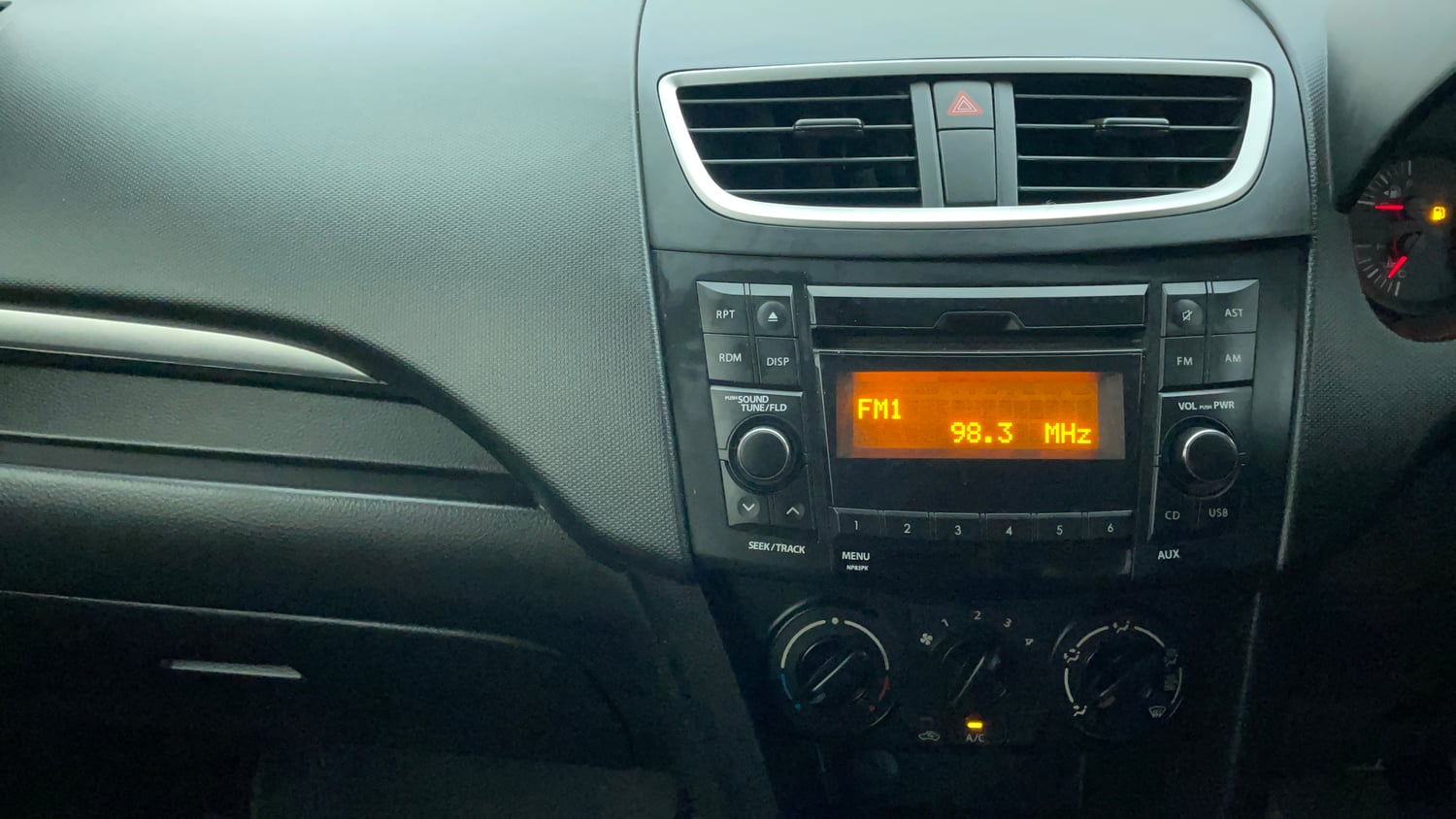 Used 2016 Maruti Suzuki Swift Lxi (O) Petrol Manual interior MUSIC SYSTEM & AC CONTROL VIEW