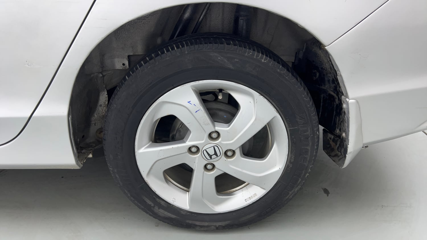 Used 2016 Honda City V Petrol Manual tyres LEFT REAR TYRE RIM VIEW