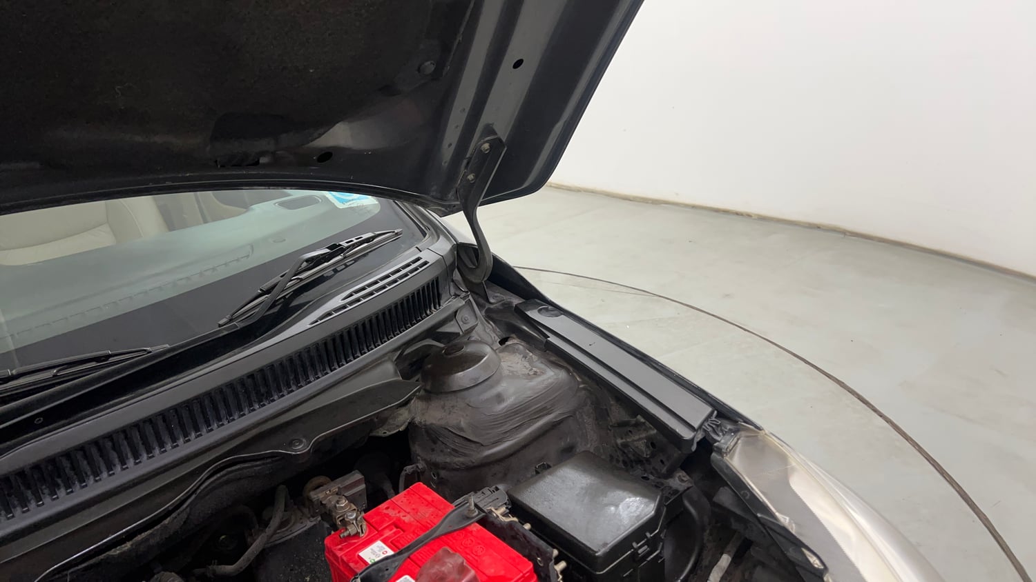 Used 2016 Maruti Suzuki Ciaz ZXI+ AT Petrol Automatic engine ENGINE LEFT SIDE HINGE & APRON VIEW