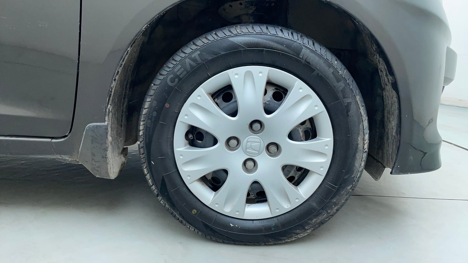 Used 2015 Honda Amaze 1.2 SX i-VTEC Petrol Manual tyres RIGHT FRONT TYRE RIM VIEW