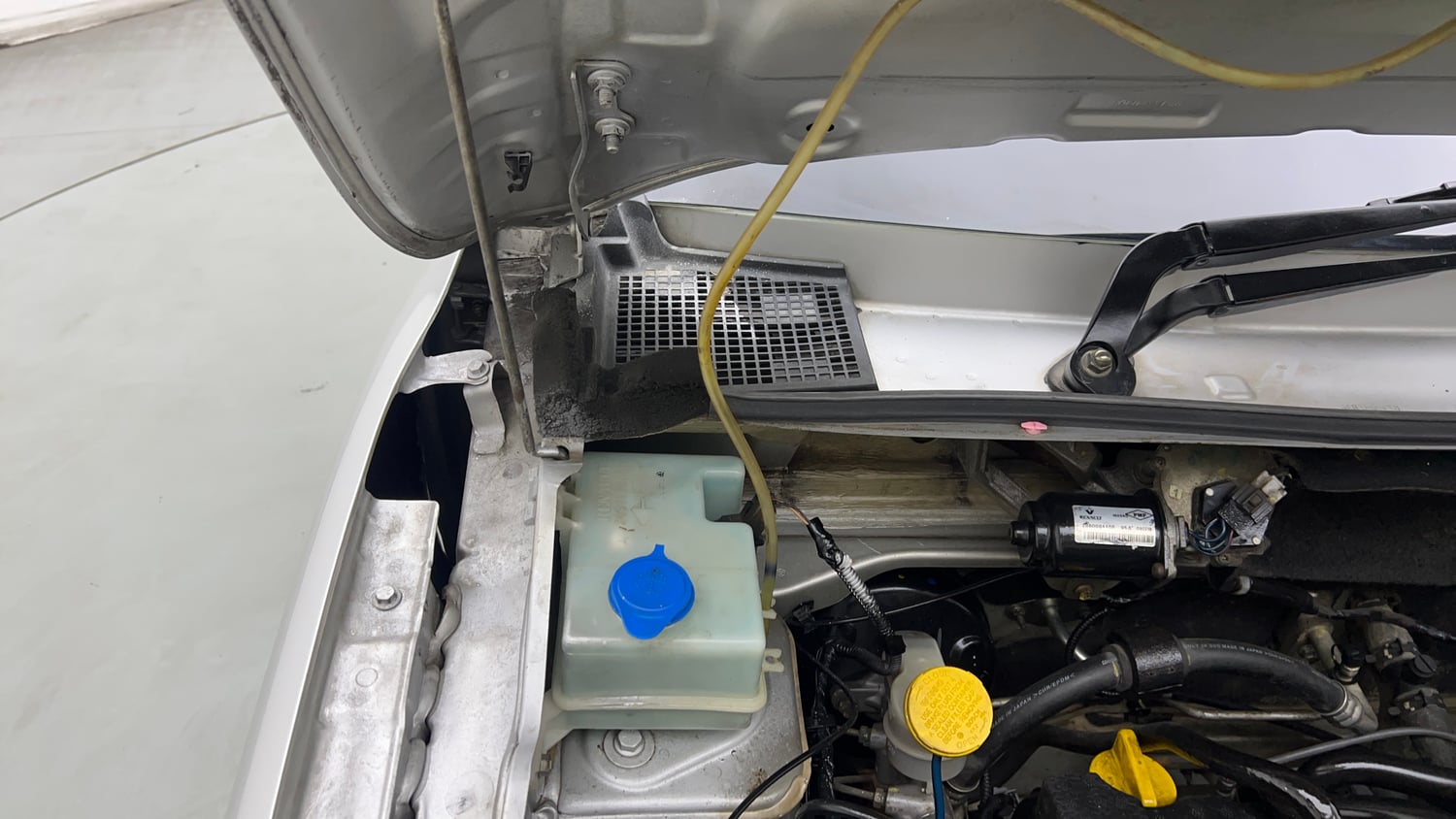 Used 2018 Renault Kwid 1.0 RXL CNG (Outside Fitted) Cng Manual engine ENGINE RIGHT SIDE HINGE & APRON VIEW