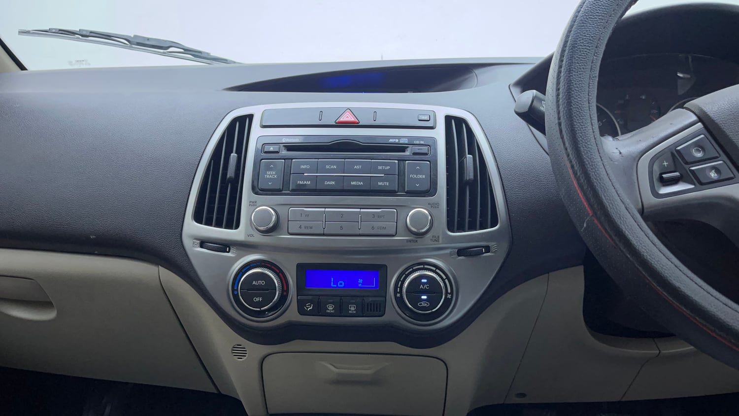 Used 2013 Hyundai i20 Sportz 1.2 Petrol Manual interior MUSIC SYSTEM & AC CONTROL VIEW