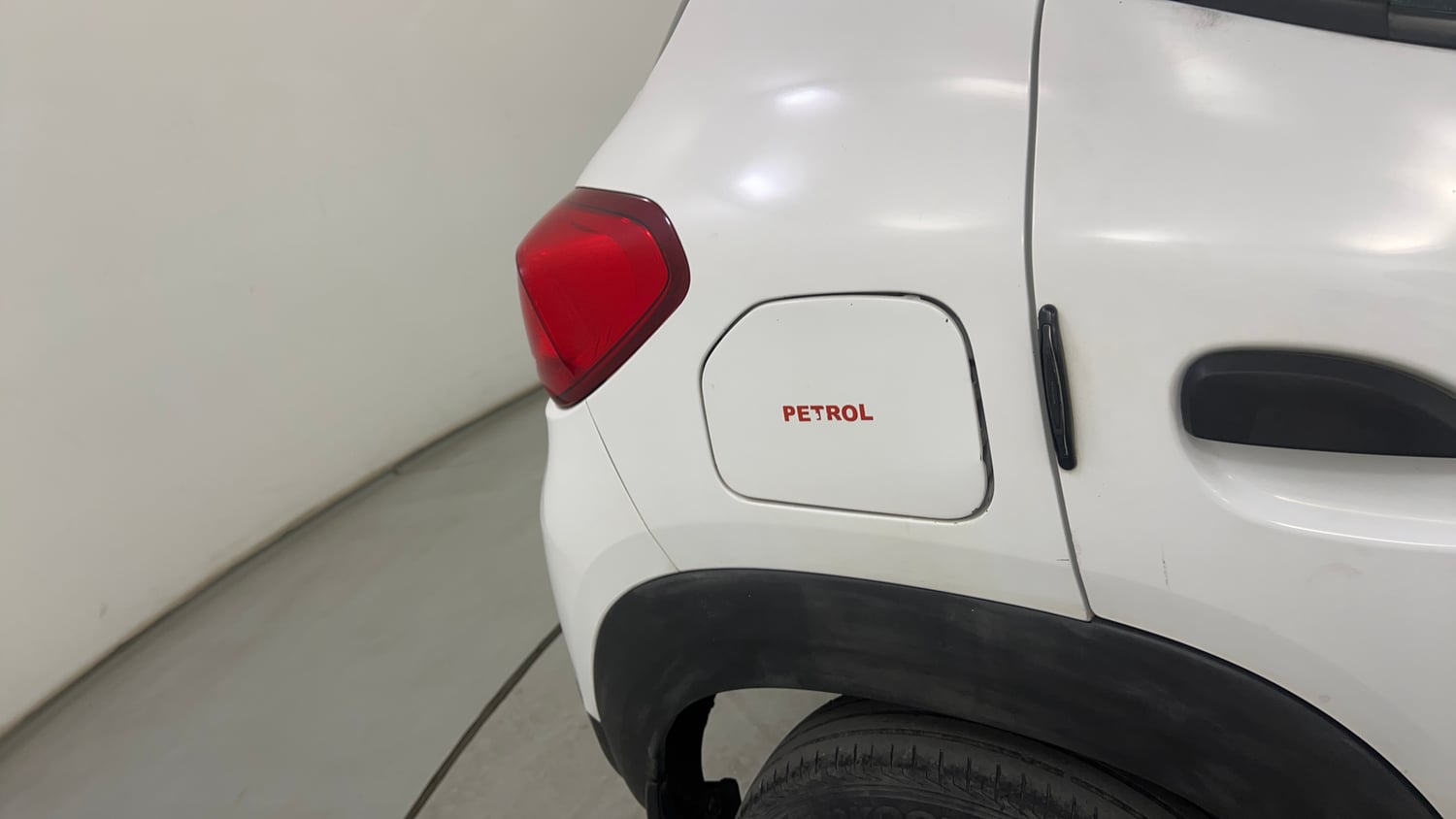 Used 2015 Renault Kwid RXT Petrol Manual dents MINOR SCRATCH