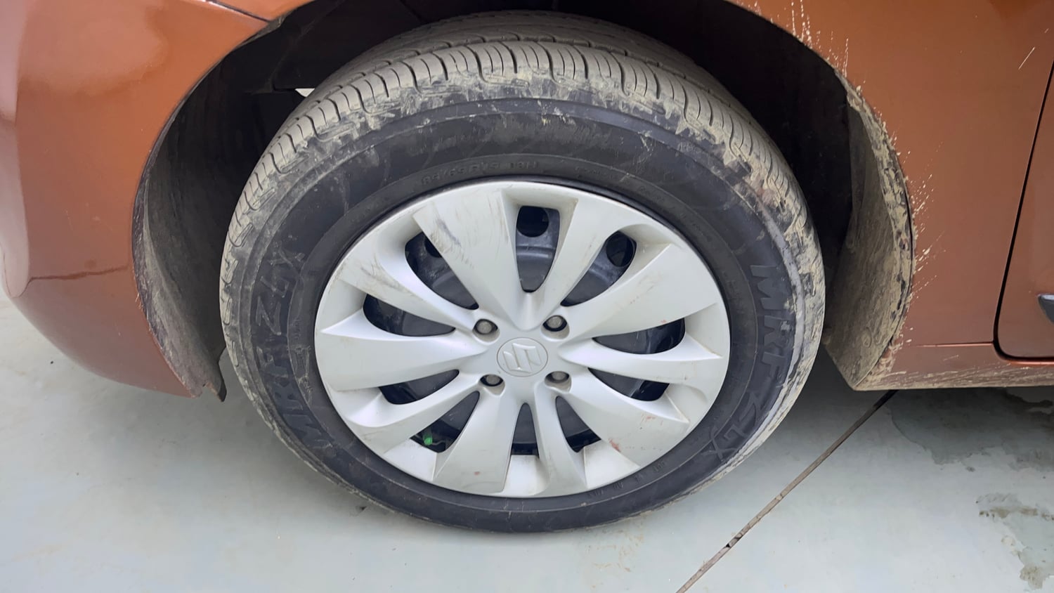 Used 2017 Maruti Suzuki Baleno Delta 1.2 Petrol Manual tyres LEFT FRONT TYRE RIM VIEW