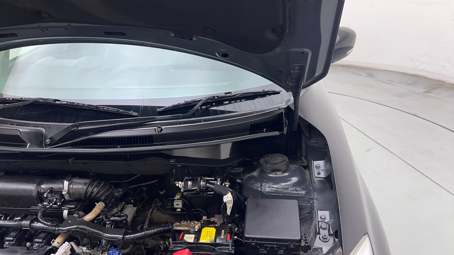 Used 2023 Maruti Suzuki Swift ZXi Petrol Manual engine ENGINE LEFT SIDE HINGE & APRON VIEW