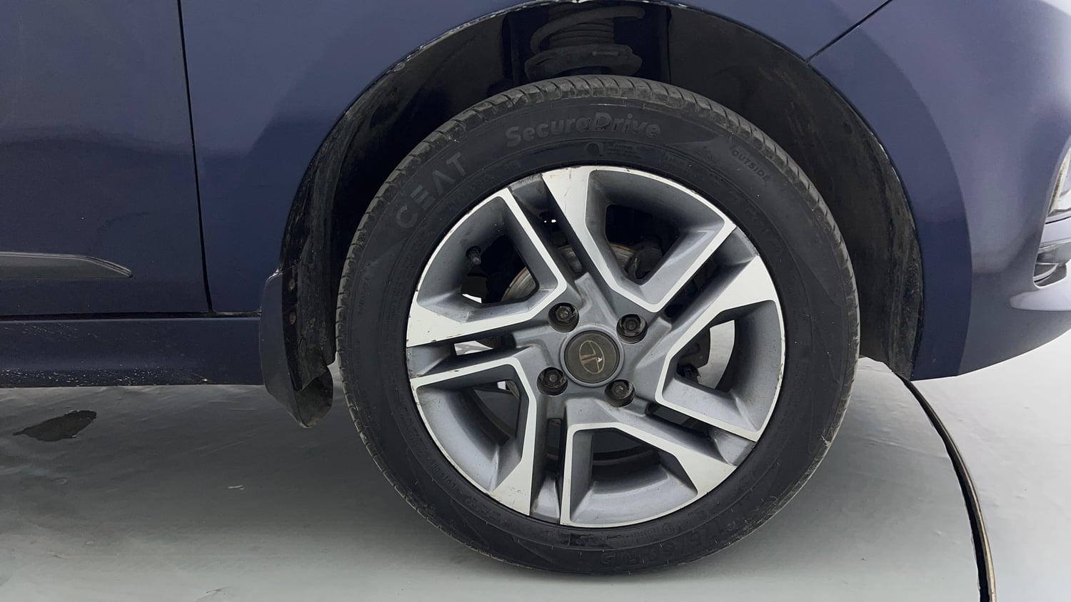 Used 2023 Tata Tigor XZA Plus Petrol Automatic tyres RIGHT FRONT TYRE RIM VIEW