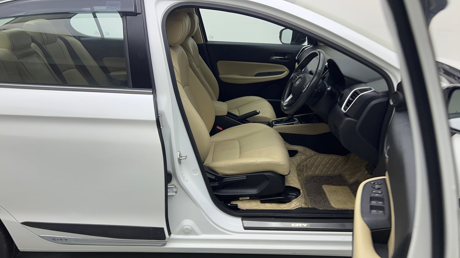 Used 2022 Honda City ZX CVT Petrol Petrol Automatic interior RIGHT SIDE FRONT DOOR CABIN VIEW