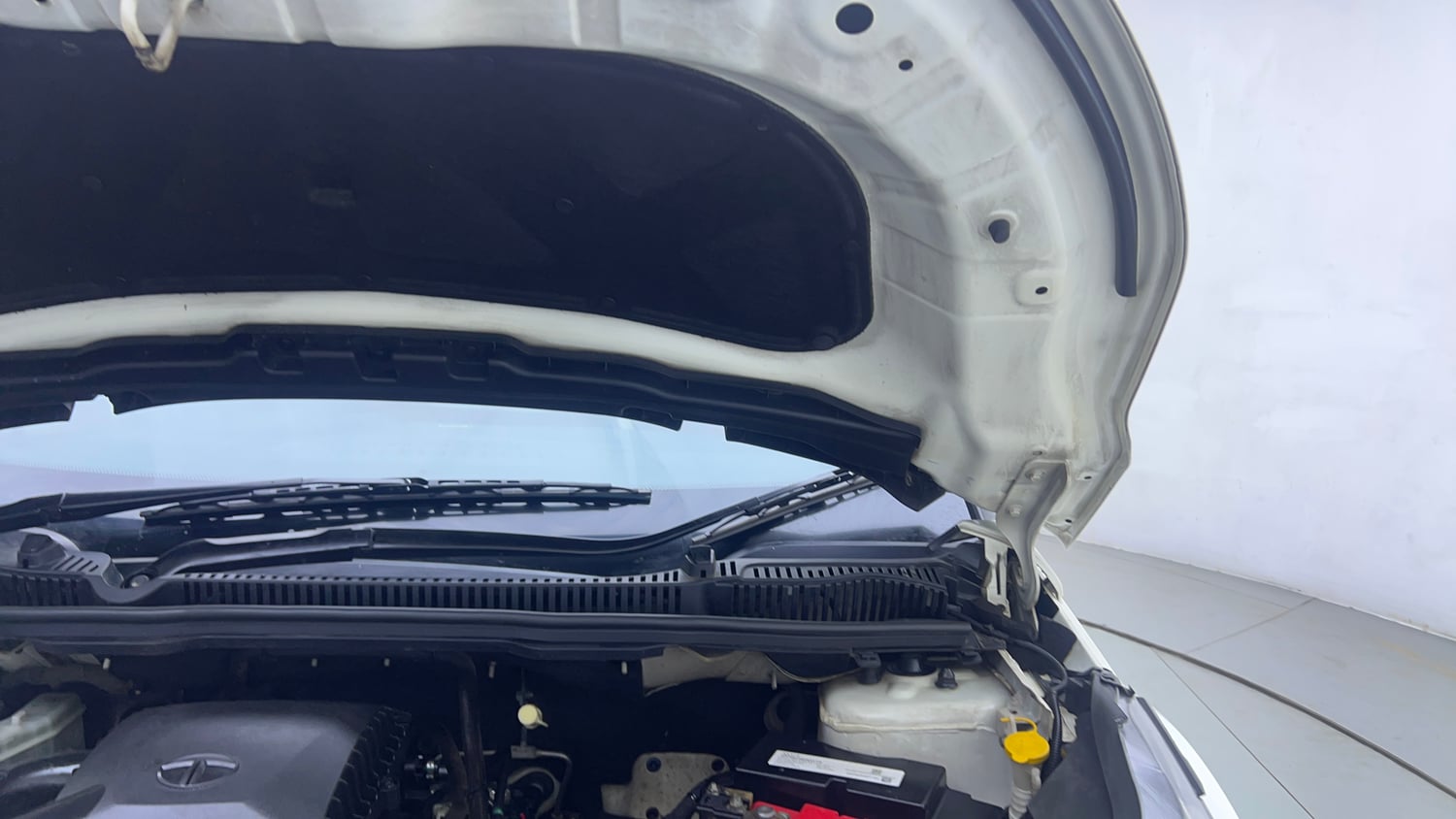 Used 2020 Tata Nexon XZA Plus (S) Petrol Automatic engine ENGINE LEFT SIDE HINGE & APRON VIEW