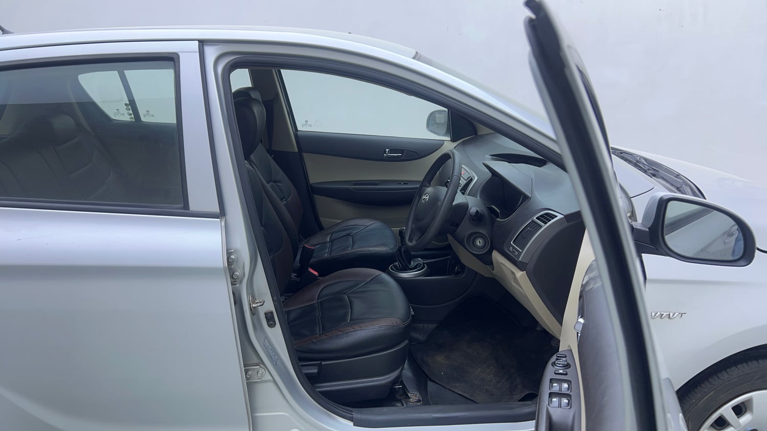 Used 2013 Hyundai i20 Magna 1.2 Petrol Manual interior RIGHT SIDE FRONT DOOR CABIN VIEW