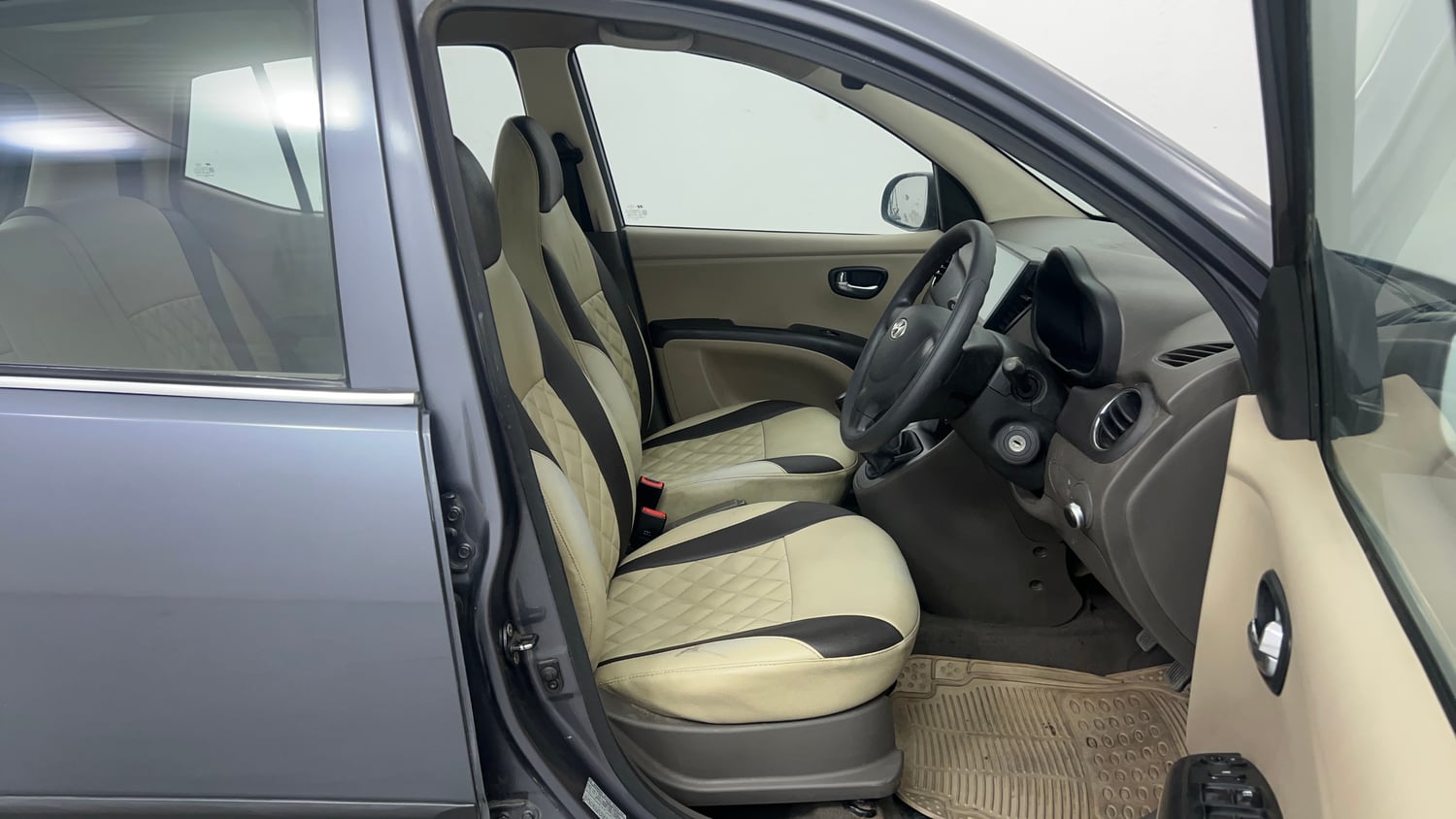 Used 2013 Hyundai i10 Magna 1.2 CNG (Outside Fitted) Cng Manual interior RIGHT SIDE FRONT DOOR CABIN VIEW