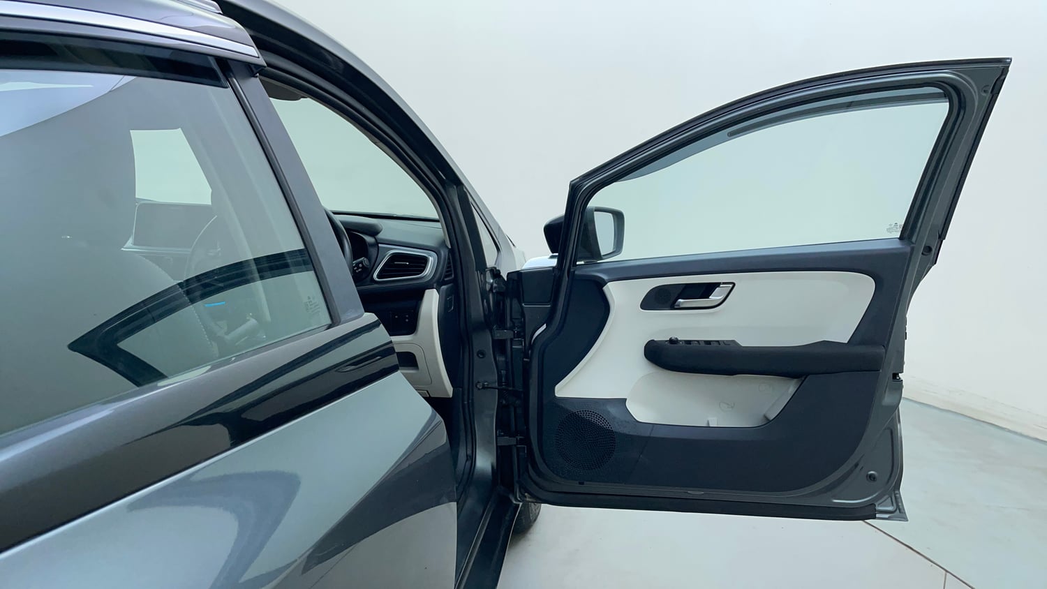Used 2022 Tata Altroz XZ Plus Petrol Petrol Manual interior RIGHT FRONT DOOR OPEN VIEW