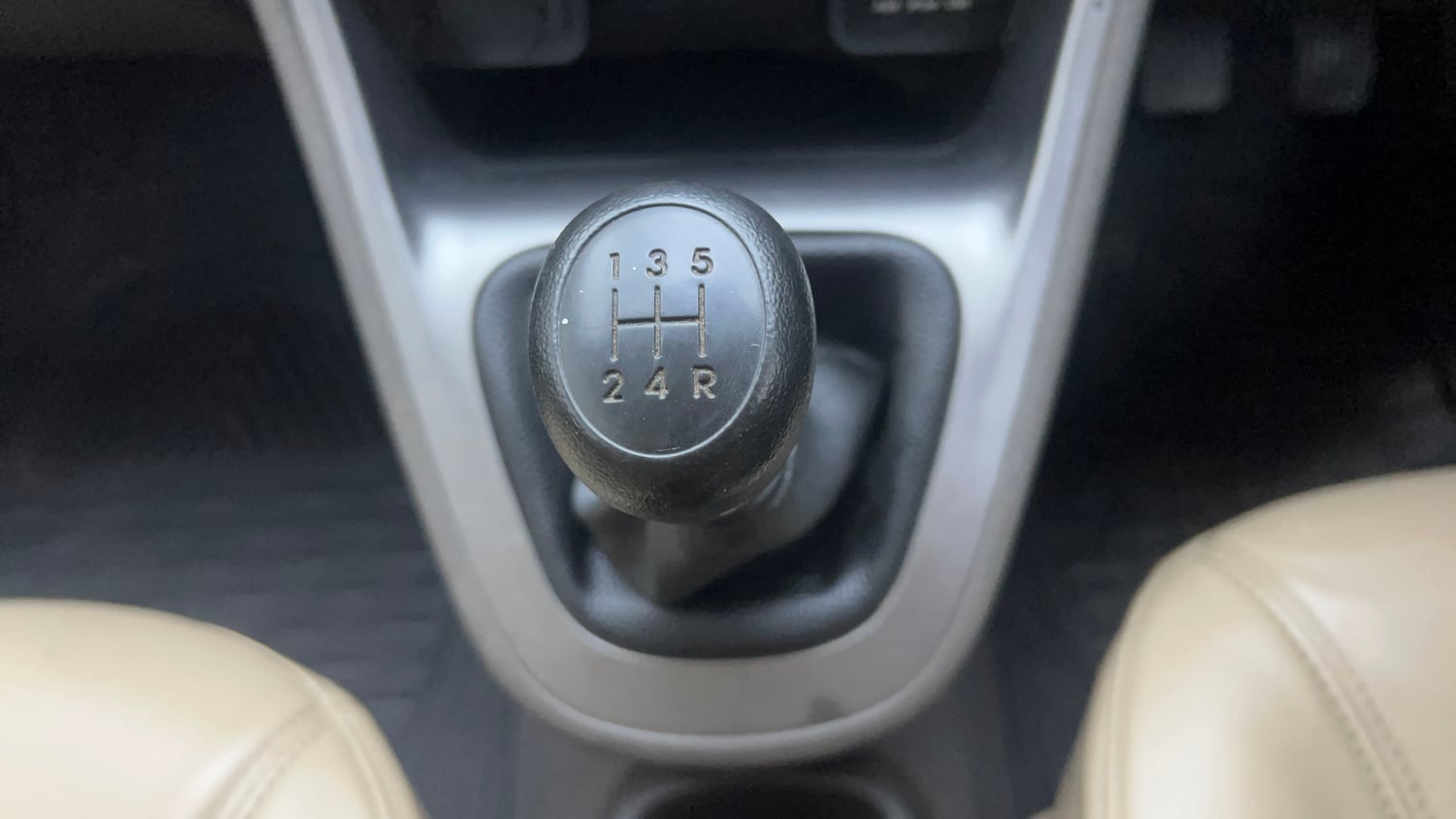 Used 2015 Hyundai i10 Sportz 1.1 iRDE2 Petrol Manual interior GEAR  KNOB VIEW