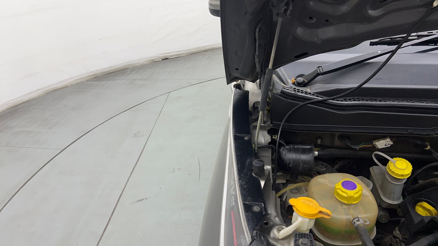 Used 2017 Mahindra KUV100 K6 6 STR Petrol Manual engine ENGINE RIGHT SIDE HINGE & APRON VIEW