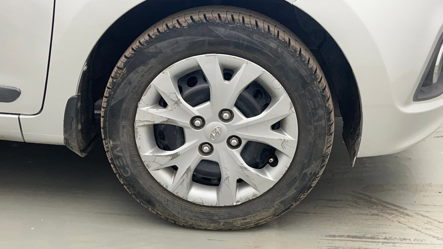 Used 2014 Hyundai Grand i10 Sportz 1.2 Kappa VTVT Petrol Manual tyres RIGHT FRONT TYRE RIM VIEW