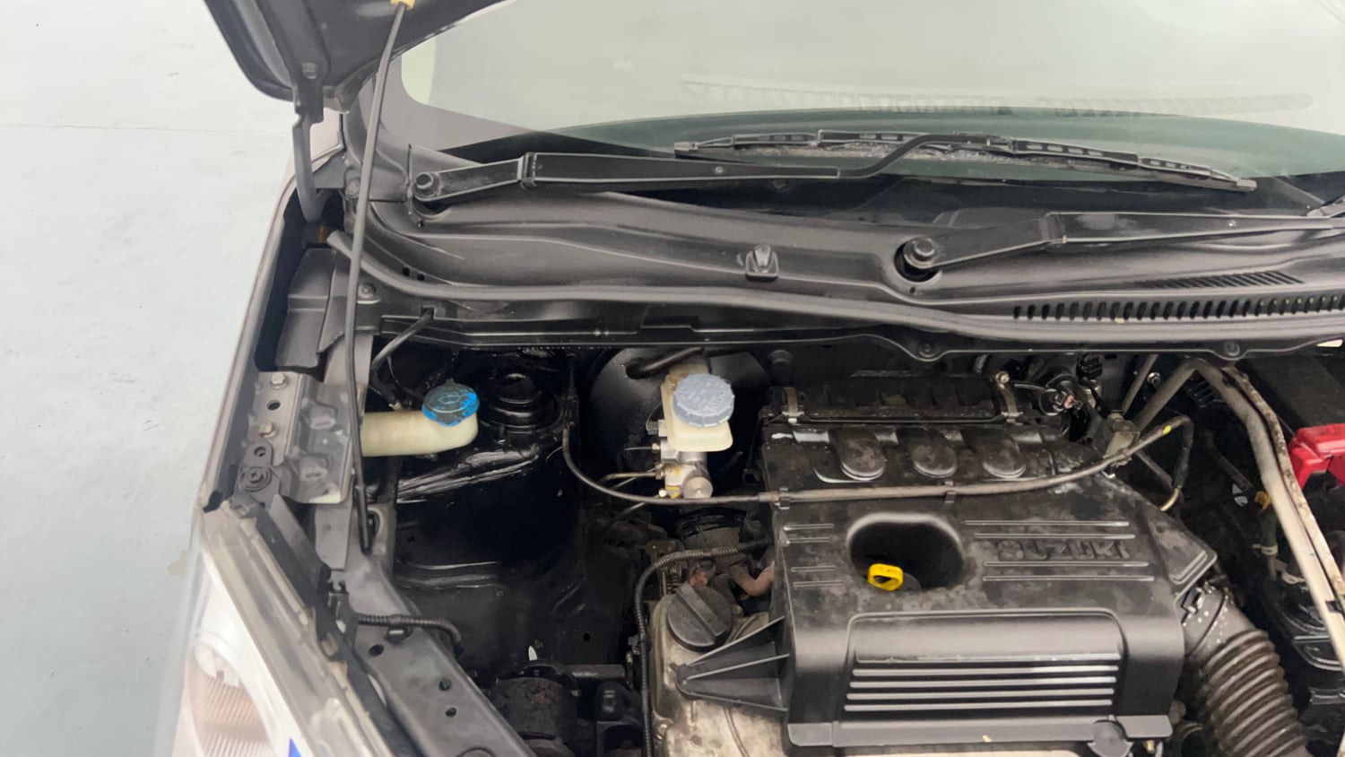 Used 2017 Maruti Suzuki Wagon R VXI Petrol Manual engine ENGINE RIGHT SIDE HINGE & APRON VIEW