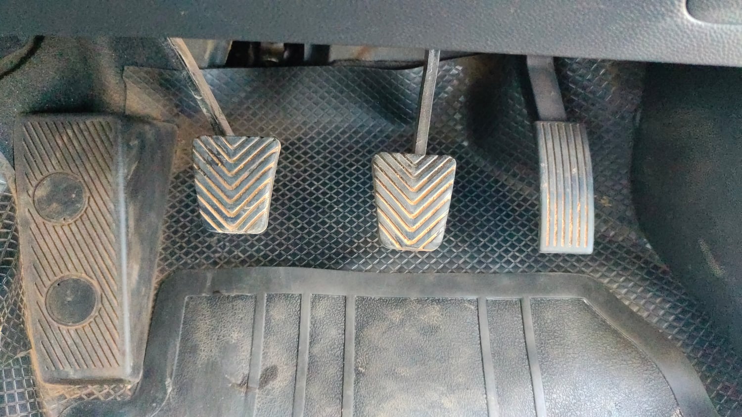 Used 2015 Hyundai Elite i20 Magna 1.2 Petrol Manual interior PEDALS VIEW