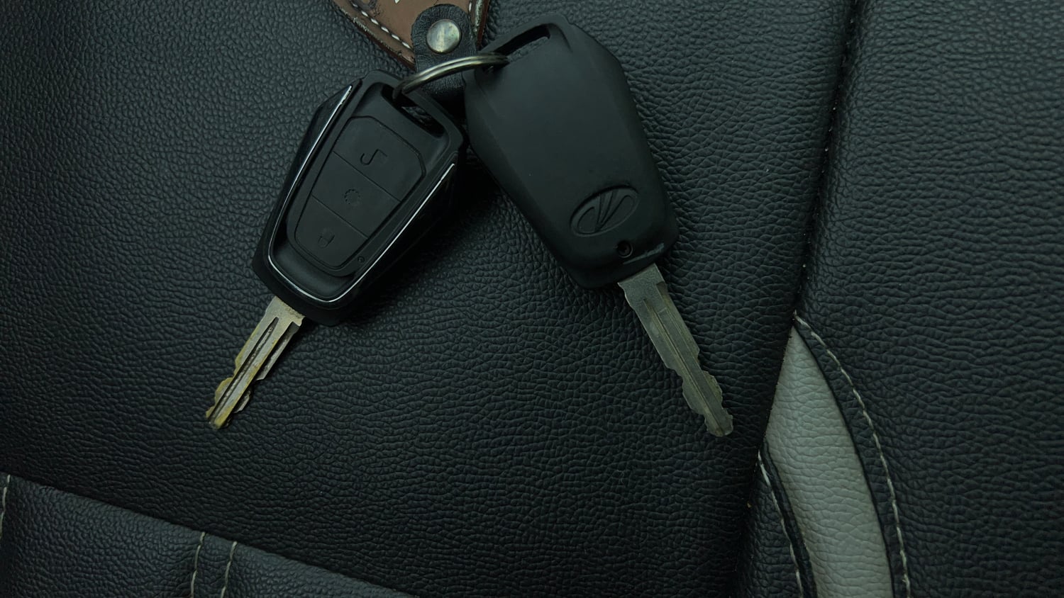 Used 2017 Mahindra KUV100 K6 6 STR Petrol Manual extra CAR KEY VIEW