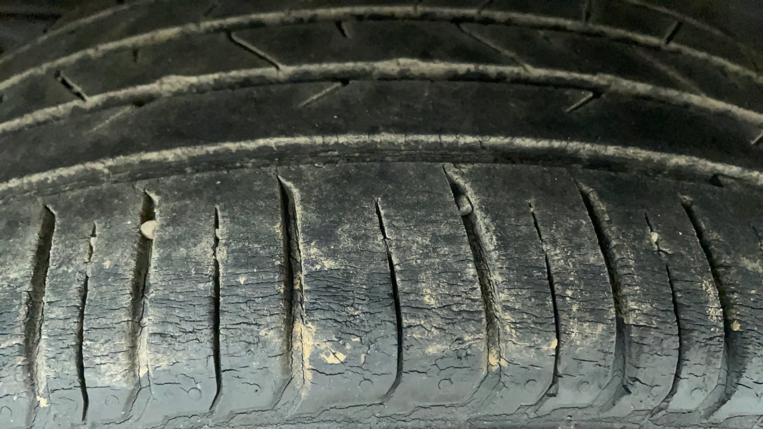 Used 2019 Hyundai Venue SX Plus 1.0 Turbo DCT Petrol Automatic tyres RIGHT REAR TYRE TREAD VIEW
