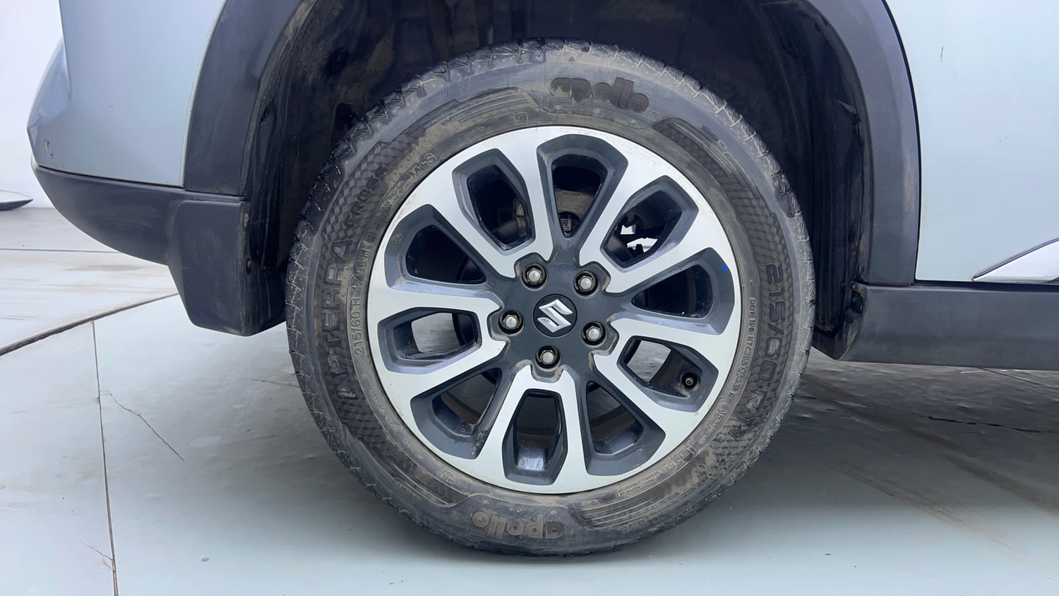Used 2024 Maruti Suzuki Grand Vitara Alpha Smart Hybrid AT Petrol Automatic tyres RIGHT REAR TYRE RIM VIEW