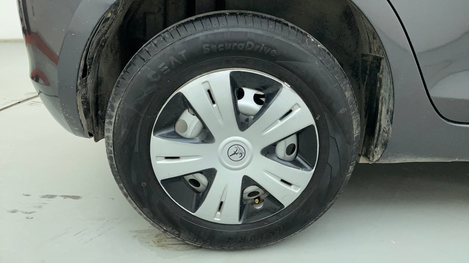 Used 2016 Maruti Suzuki Swift Lxi (O) Petrol Manual tyres RIGHT REAR TYRE RIM VIEW