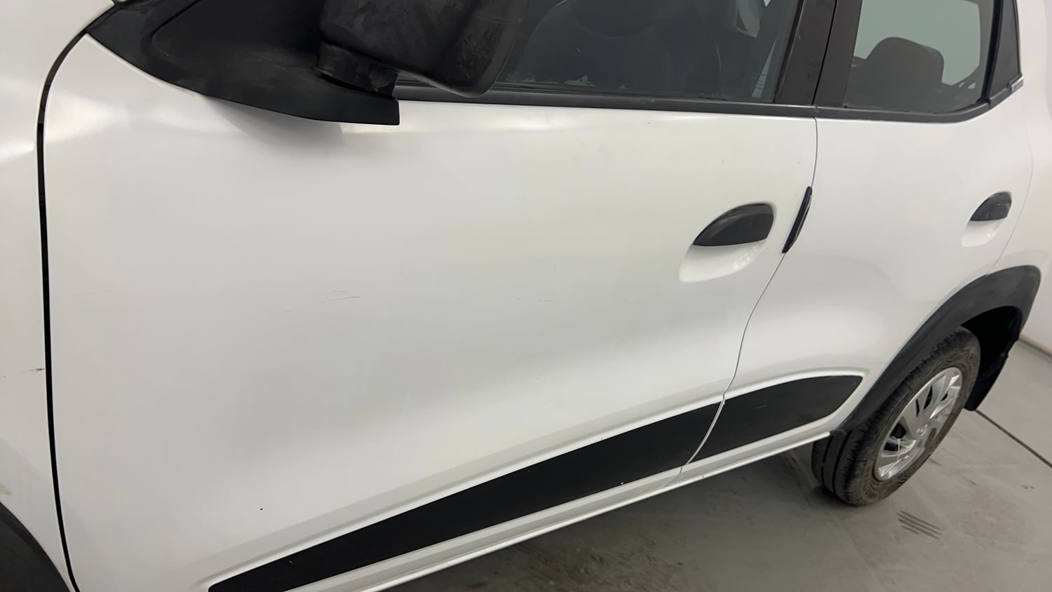 Used 2015 Renault Kwid RXT Petrol Manual dents MINOR SCRATCH