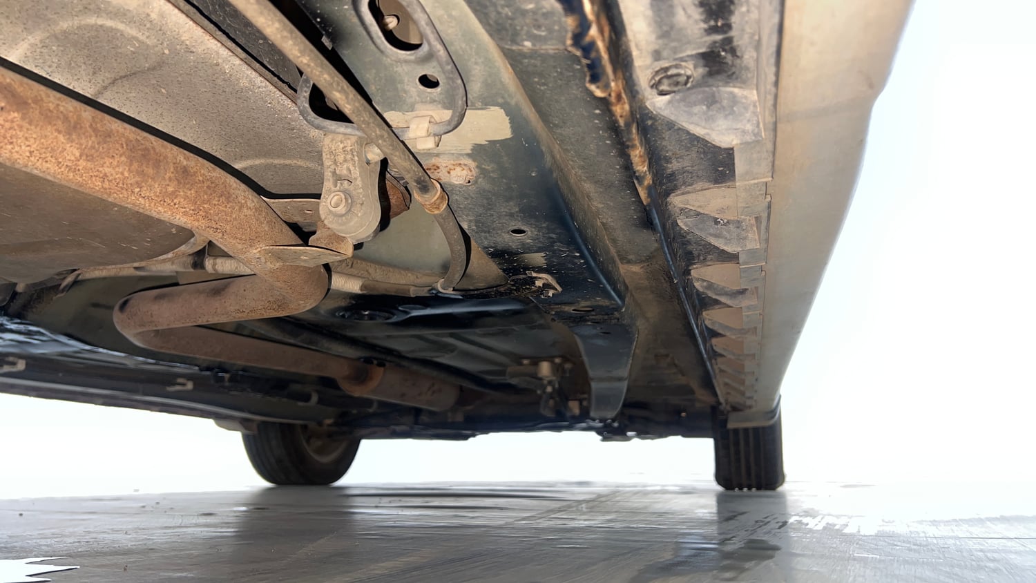 Used 2019 Maruti Suzuki XL6 Alpha MT Petrol Petrol Manual extra REAR RIGHT UNDERBODY VIEW