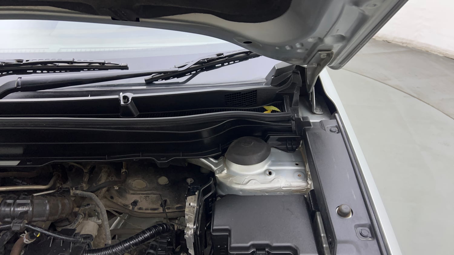 Used 2024 Maruti Suzuki Grand Vitara Delta Smart Hybrid Petrol Manual engine ENGINE LEFT SIDE HINGE & APRON VIEW