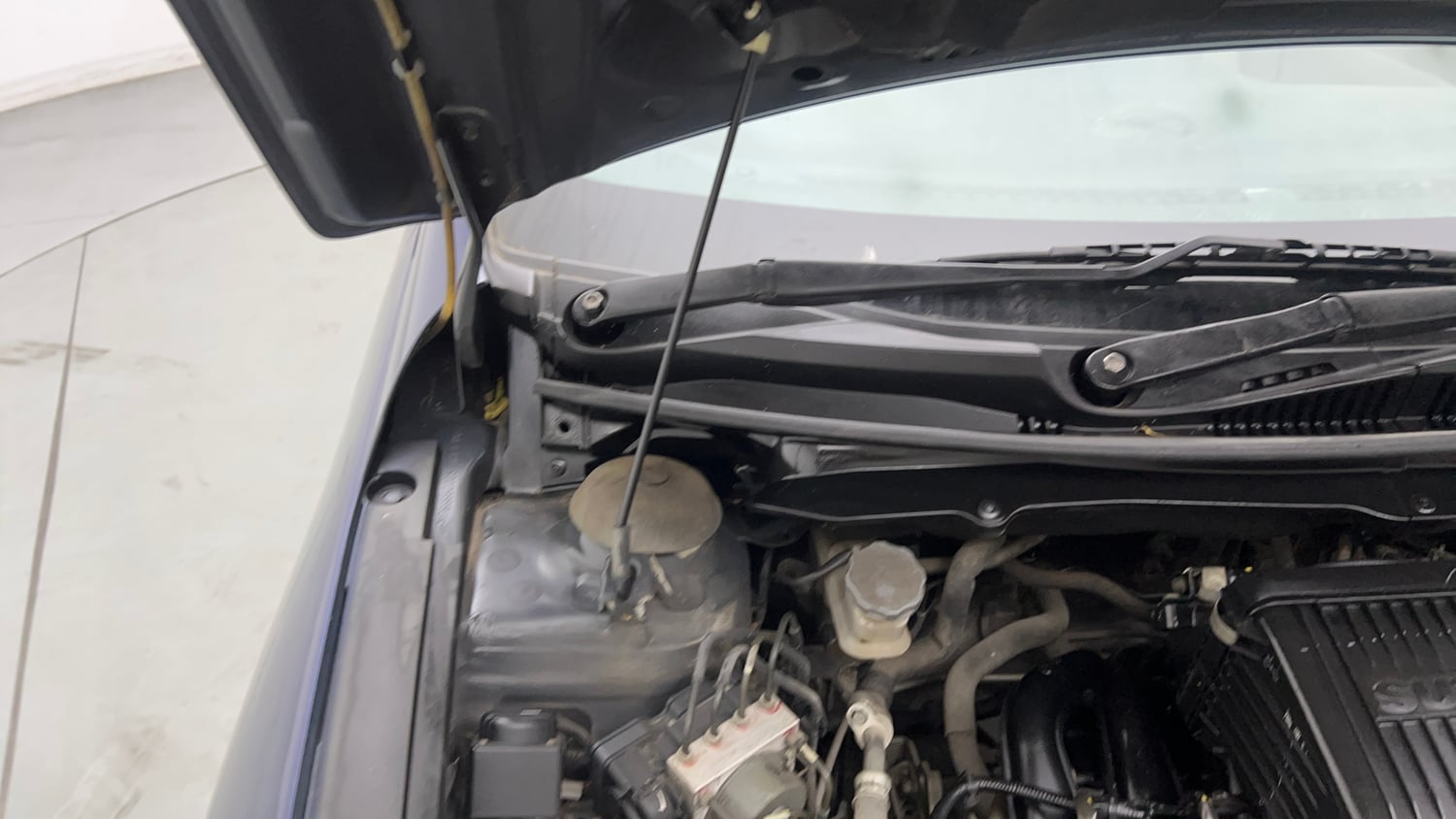 Used 2017 Maruti Suzuki Ciaz Alpha 1.4 MT Petrol Manual engine ENGINE RIGHT SIDE HINGE & APRON VIEW