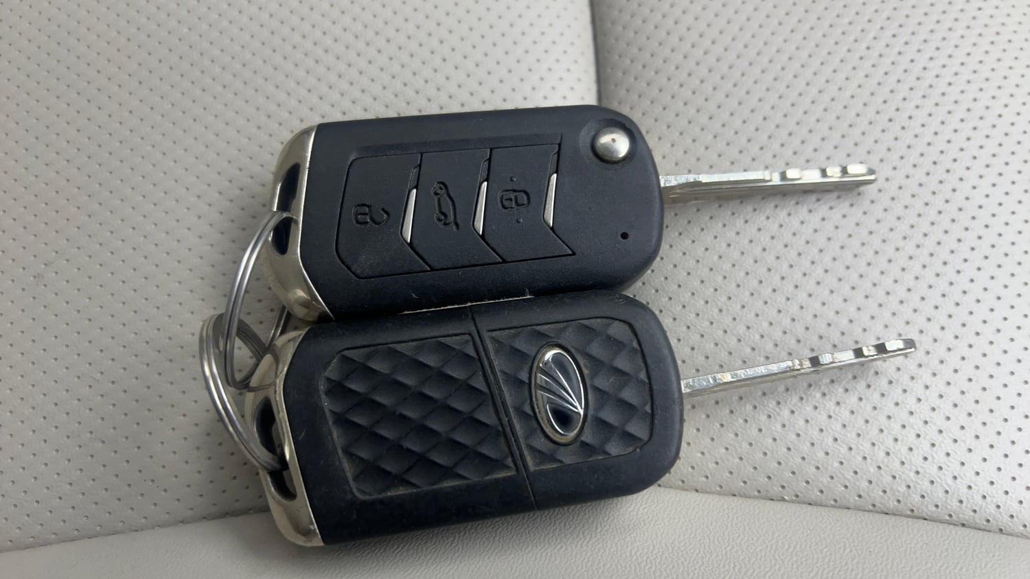 Used 2022 Mahindra XUV 300 W8 (O) 1.5 Diesel AMT Diesel Automatic extra CAR KEY VIEW