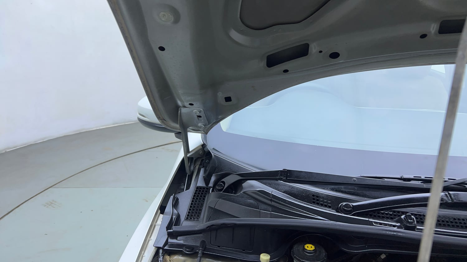 Used 2017 Honda City V Petrol Petrol Manual engine ENGINE RIGHT SIDE HINGE & APRON VIEW