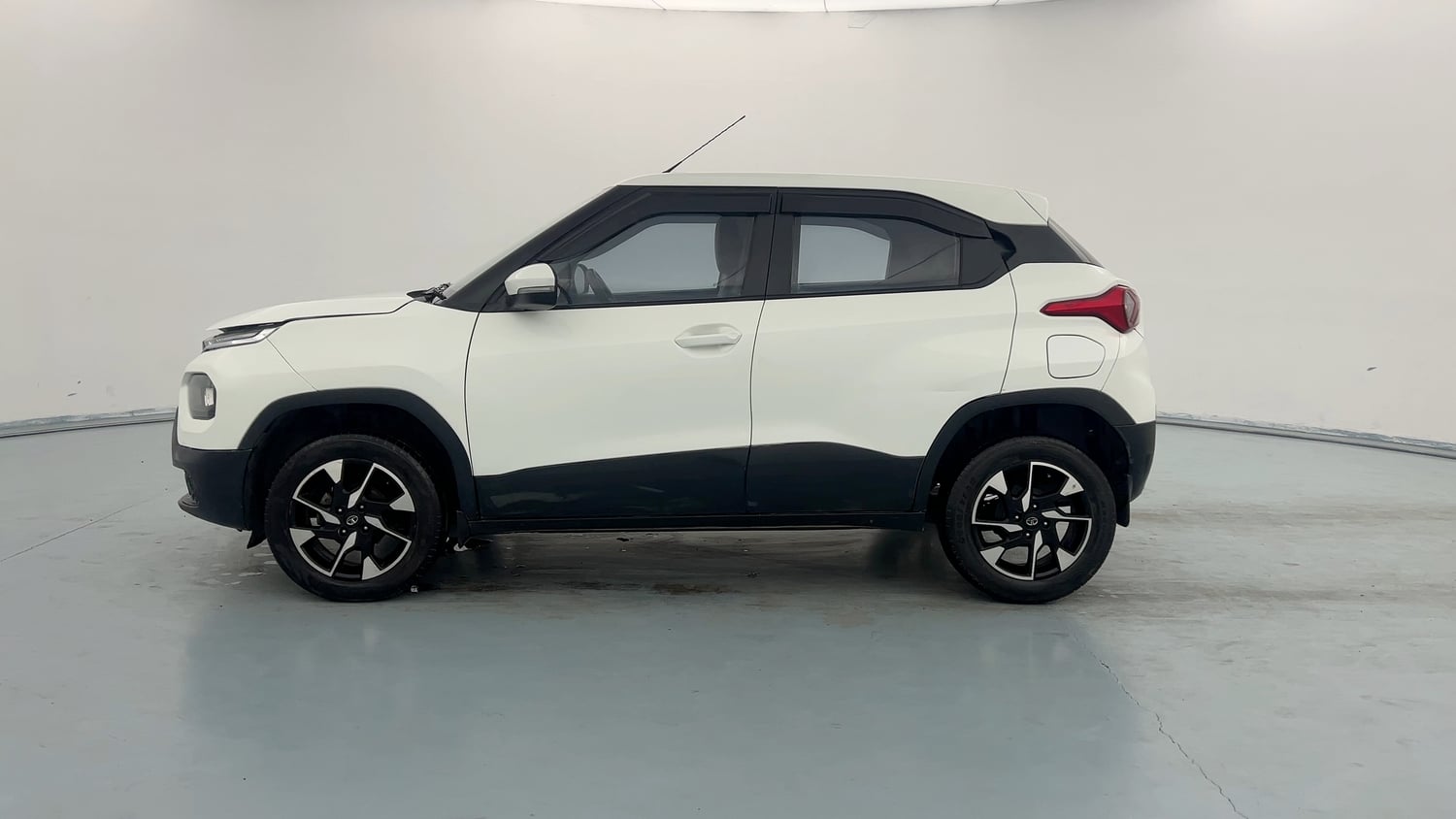 Used 2022 Tata Punch Accomplished Dazzle Pack MT Petrol Manual exterior LEFT SIDE VIEW
