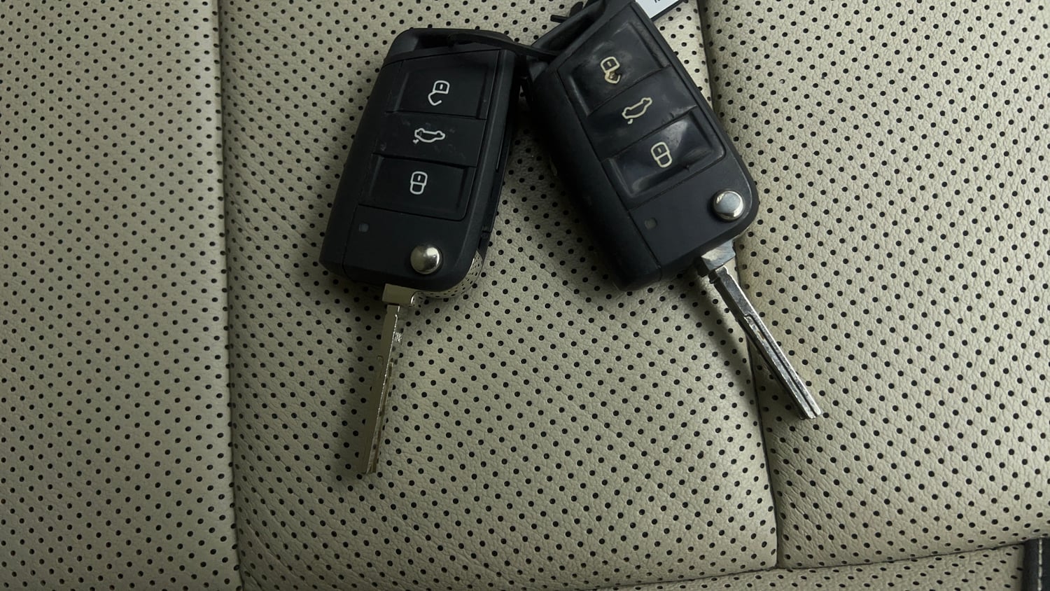 Used 2023 Skoda Slavia Style 1.0L TSI MT Petrol Manual extra CAR KEY VIEW