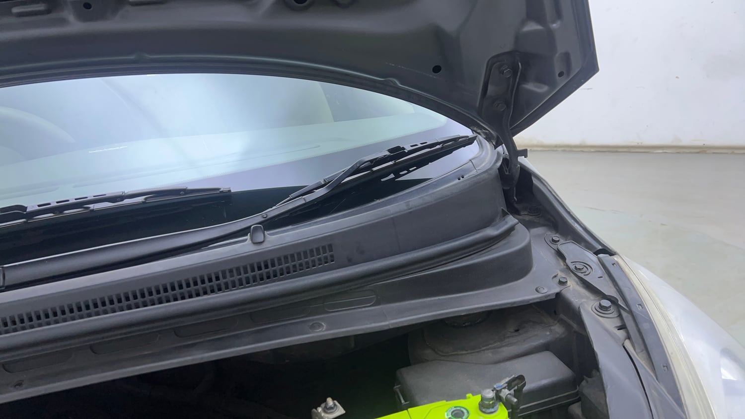 Used 2012 Hyundai i10 Sportz 1.2 Kappa2 Petrol Manual engine ENGINE LEFT SIDE HINGE & APRON VIEW