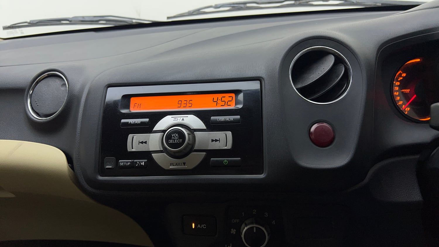 Used 2014 Honda Amaze 1.2 S i-VTEC Petrol Manual top_features Integrated (in-dash) music system