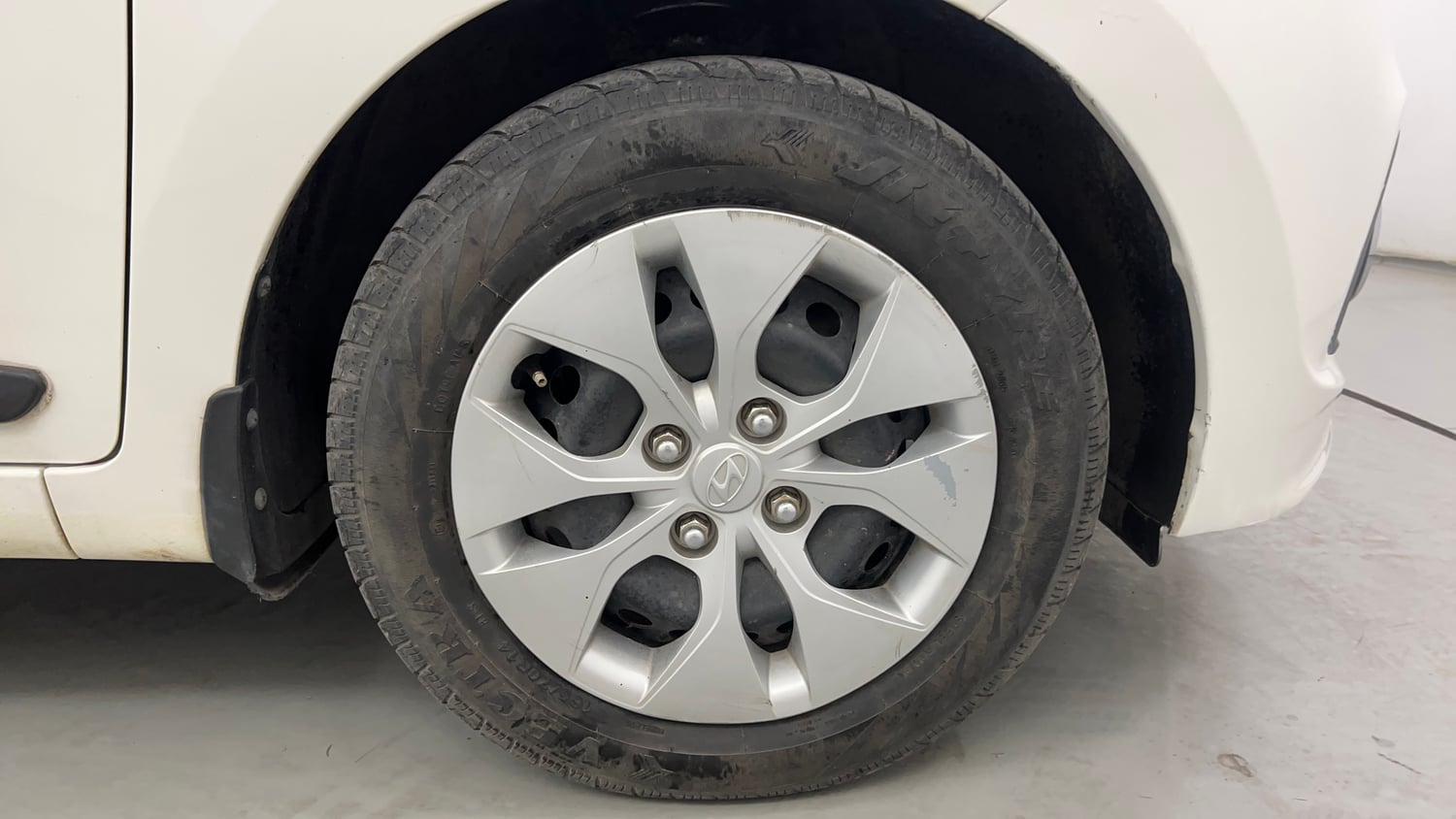 Used 2015 Hyundai Xcent Base 1.2 Petrol Manual tyres RIGHT FRONT TYRE RIM VIEW
