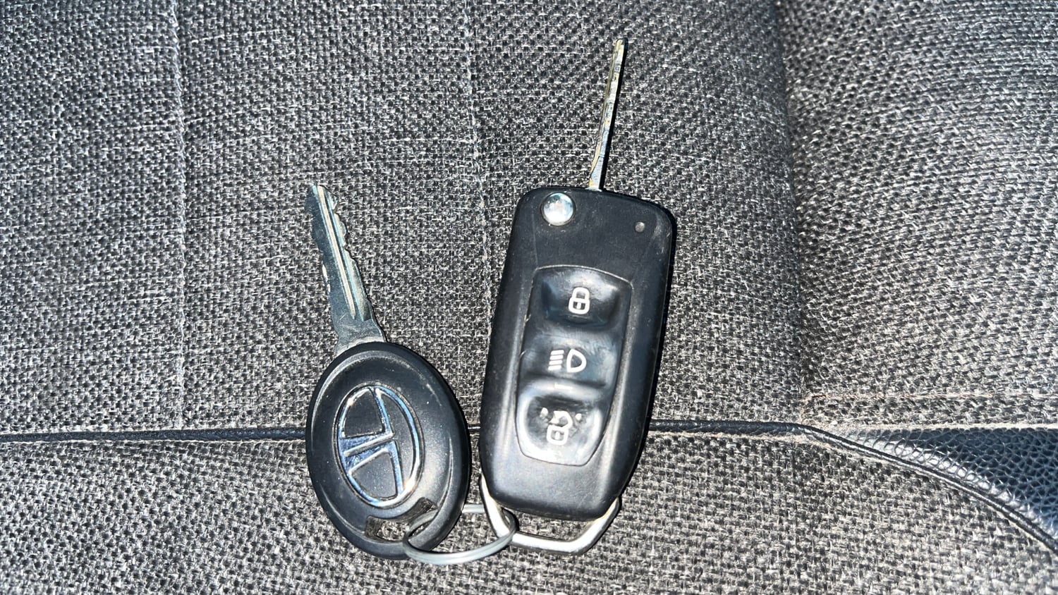 Used 2018 Tata Tiago Revotron XZ Petrol Manual extra CAR KEY VIEW