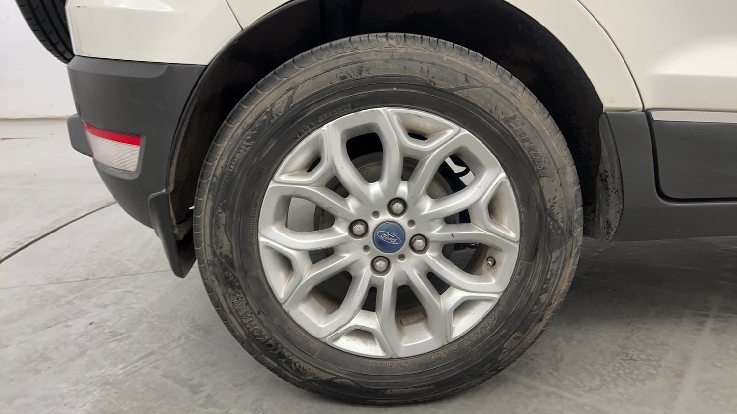Used 2015 Ford EcoSport Titanium 1.5 TDCi (Opt) Diesel Manual tyres RIGHT REAR TYRE RIM VIEW
