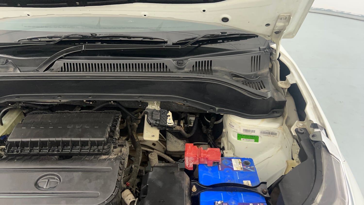 Used 2022 Tata Punch Accomplished Dazzle Pack MT Petrol Manual engine ENGINE LEFT SIDE HINGE & APRON VIEW