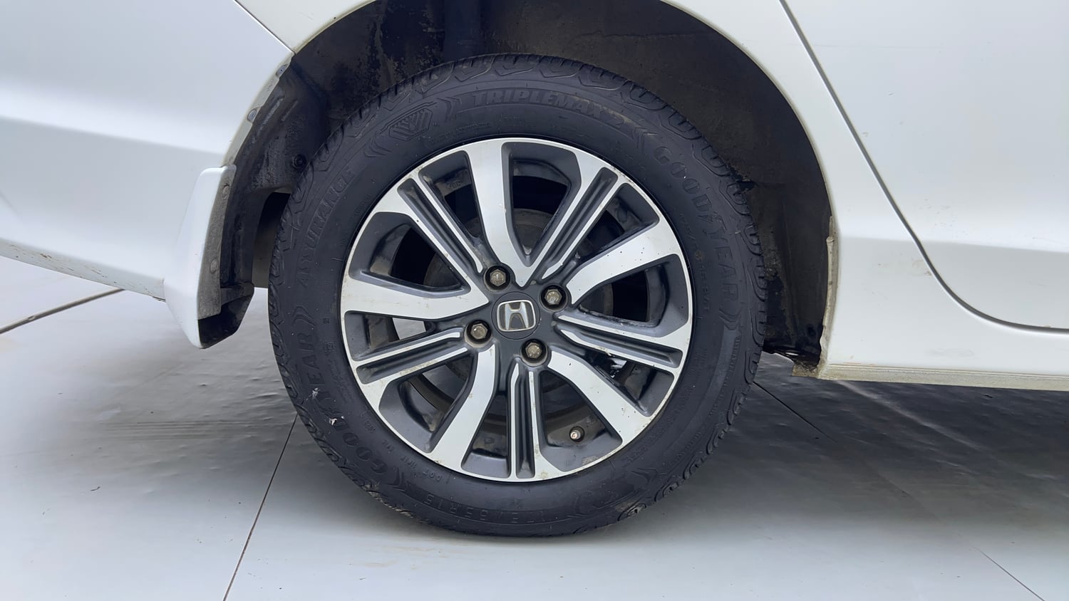 Used 2017 Honda City V Petrol Petrol Manual tyres RIGHT REAR TYRE RIM VIEW