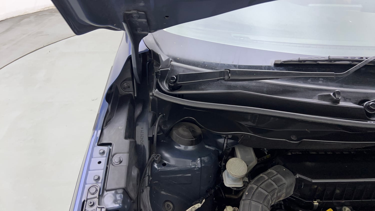 Used 2021 Maruti Suzuki XL6 Zeta AT Petrol Petrol Automatic engine ENGINE RIGHT SIDE HINGE & APRON VIEW