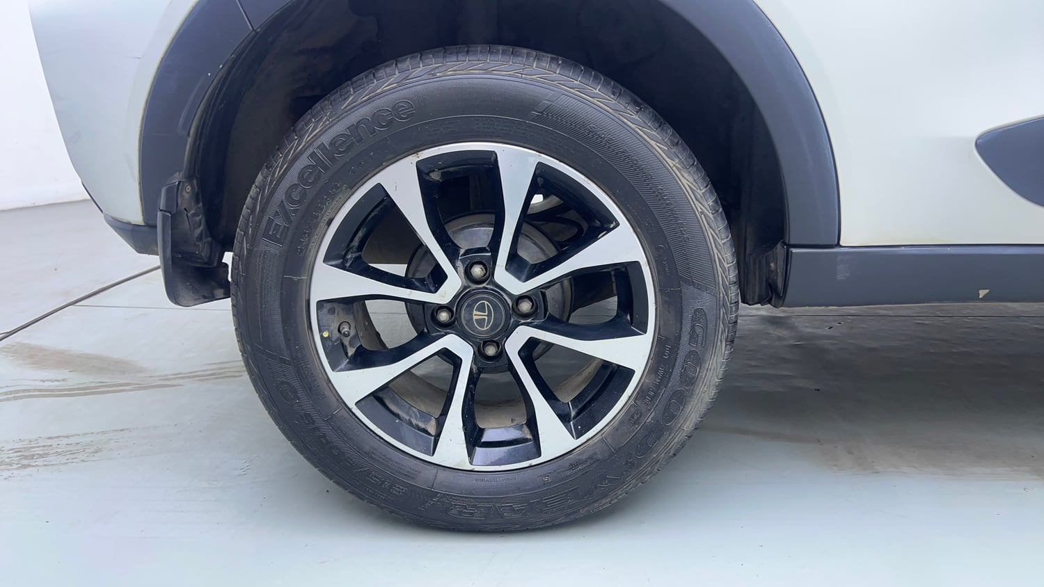 Used 2020 Tata Nexon XZA Plus (S) Petrol Automatic tyres RIGHT REAR TYRE RIM VIEW