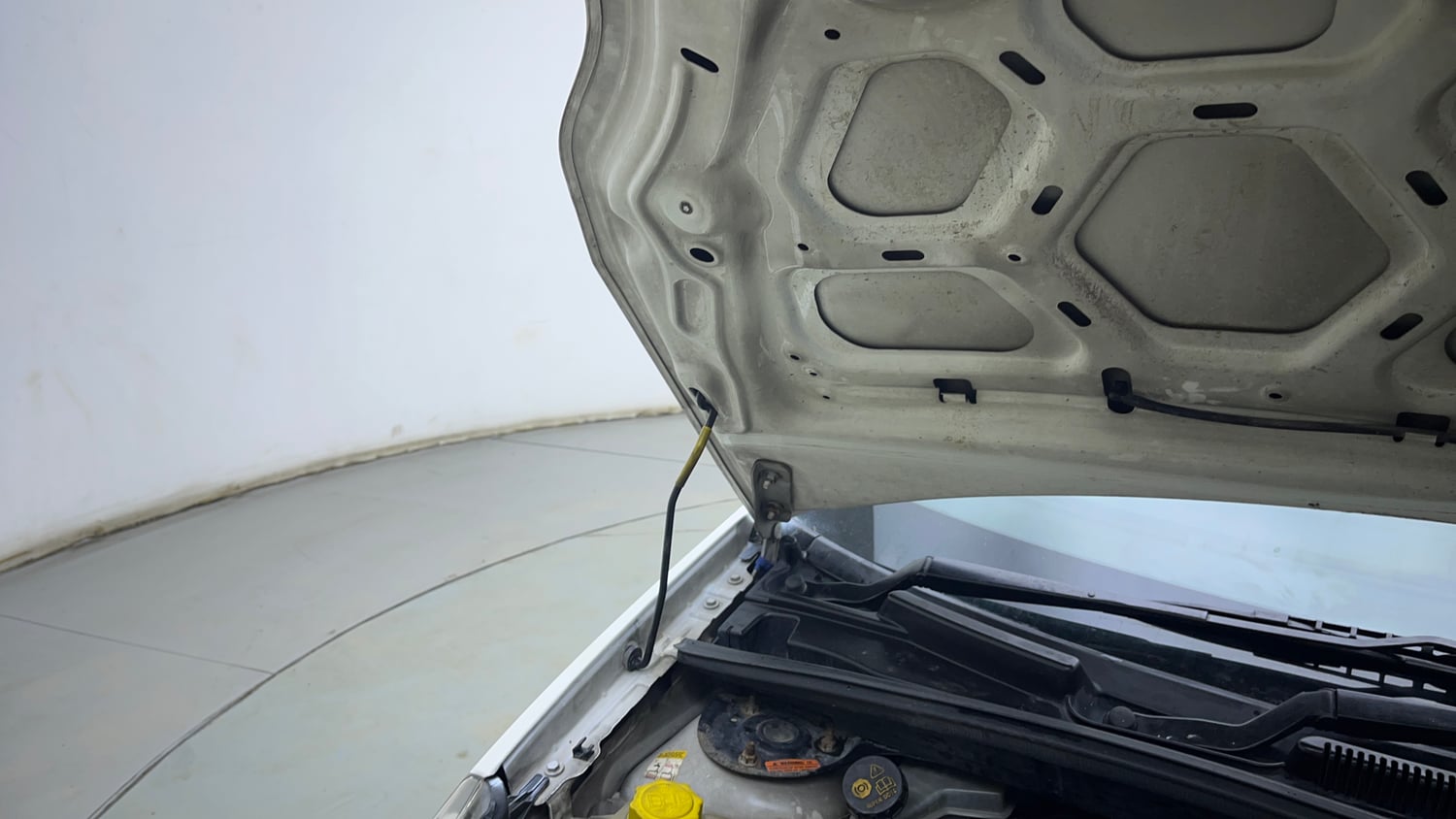 Used 2012 Ford Figo Duratorq Diesel ZXI 1.4 Diesel Manual engine ENGINE RIGHT SIDE HINGE & APRON VIEW