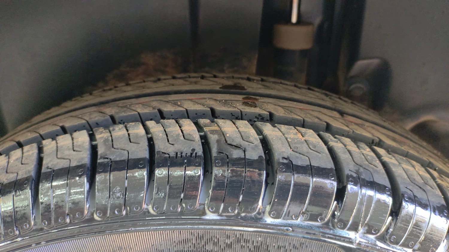 Used 2016 Maruti Suzuki Ertiga VXI Petrol Manual tyres LEFT REAR TYRE TREAD VIEW