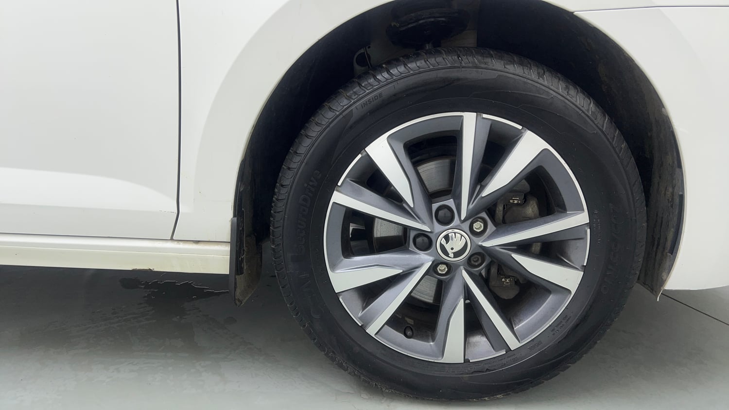 Used 2023 Skoda Slavia Style 1.0L TSI MT Petrol Manual tyres RIGHT FRONT TYRE RIM VIEW
